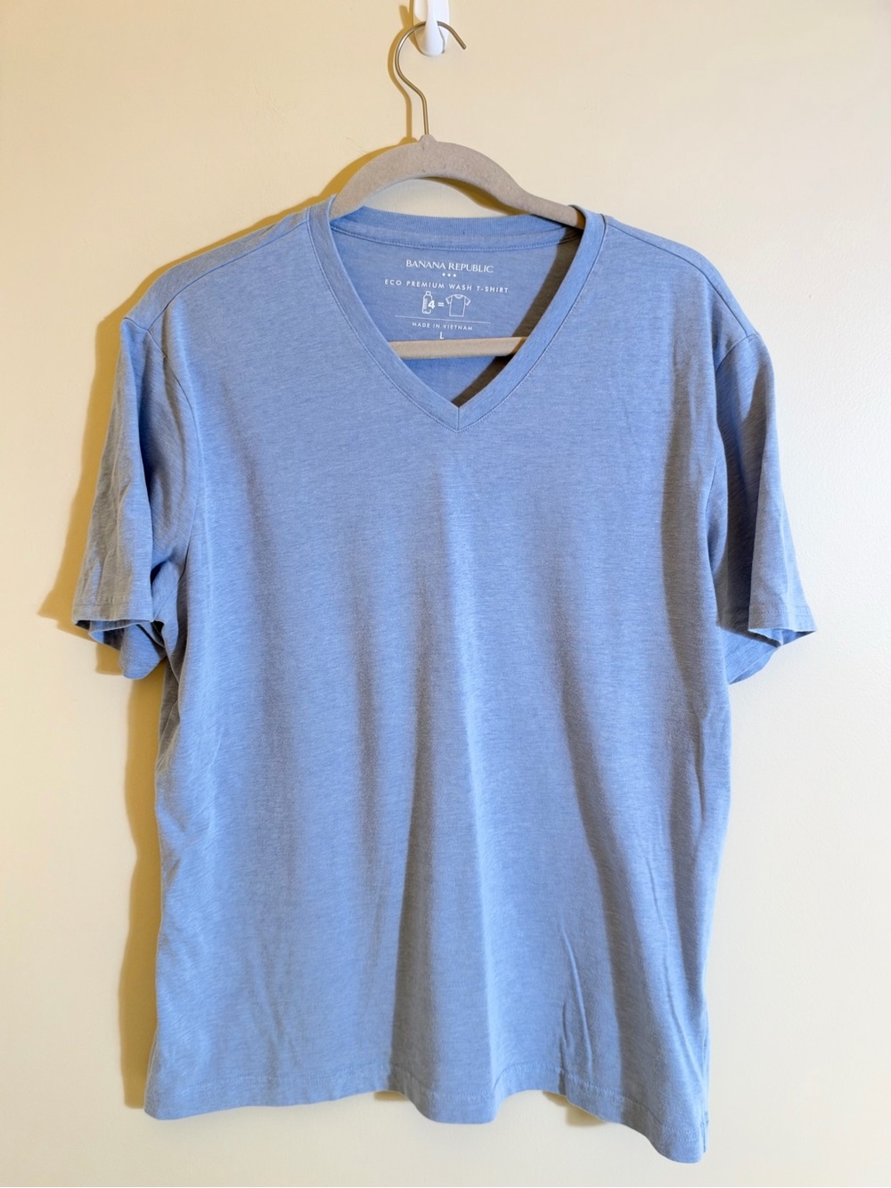 Banana Republic Men’s Light Blue V-Neck Eco Premium Wash T-Shirt Blue Large